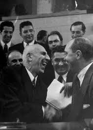 دکتر مصدق - شادی پس از برنده شدن در اثبات حق. دکتر مصدق